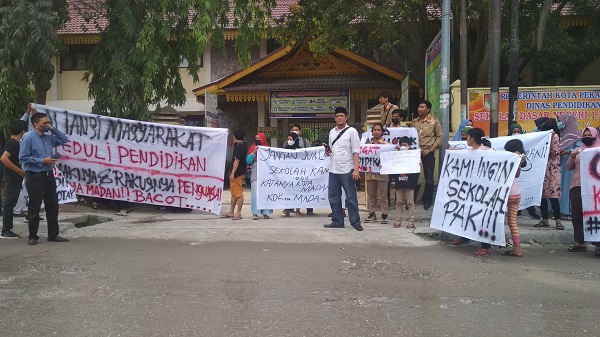 Aksi masyarakat memprotes alih fungsi SDN 1 Pekanbaru jadi pasar. 